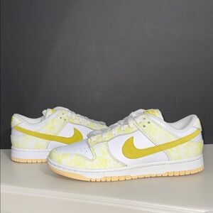 NEW Nike men’s 10 yellow strike euro 42 White and Yellow Low-Top Sneakers